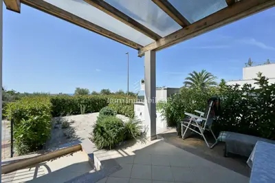 Novigrad, Kuća u nizu blizu mora i centra grada