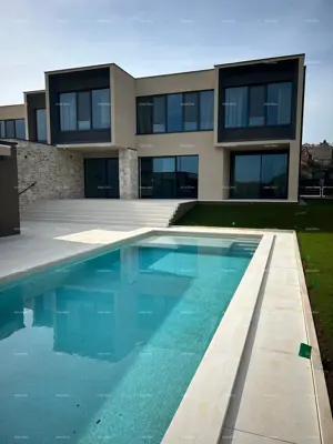 Ein modernes Haus mit Pool steht zum Verkauf und befindet sich in einem idyllischen Dorf in der Nähe von Rovinj.