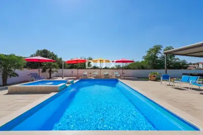 Kuća 200 m², Žminj - bazen, jacuzzi i velika okućnica - 12