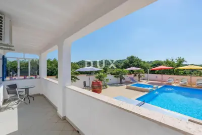 Kuća 200 m², Žminj - bazen, jacuzzi i velika okućnica - 22