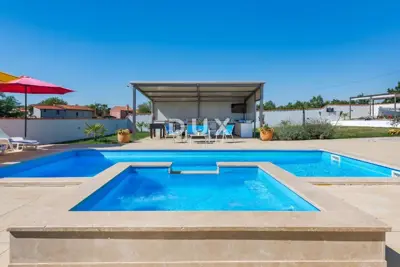 Kuća 200 m², Žminj - bazen, jacuzzi i velika okućnica - 9