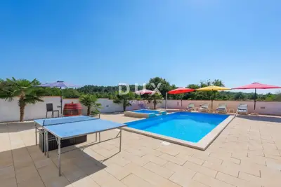 Kuća 200 m², Žminj - bazen, jacuzzi i velika okućnica - 13