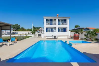 Kuća 200 m², Žminj - bazen, jacuzzi i velika okućnica - 14