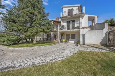 Kuća 312 m², Ližnjan - 3 stambene jedinice - 12