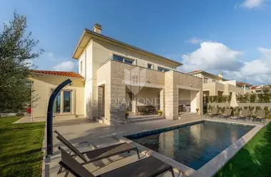 Vila 208 m², Poreč - bazen i uređeni vrt