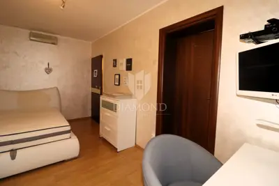 Stan u Vrsaru, centar - 3 spavaće sobe, 2 balkona - 12