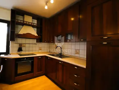 Stan u Vrsaru, centar - 3 spavaće sobe, 2 balkona - 8