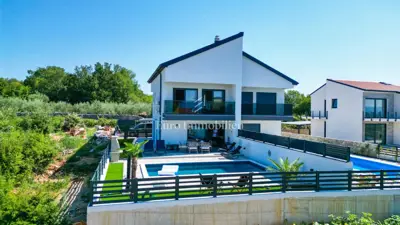Malinska - moderno uređena dvojna kuća, 700 m od mora