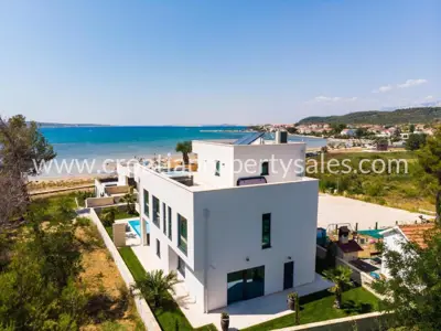 Vila, Zadar, uz plažu i panoramski pogled na more
