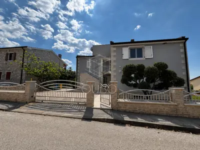 Istria, Poreč - Villa with sea view and investment potential