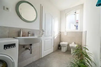 Seltenheit in Rijeka! Adaptierte Wohnung in einer historischen Villa - 11