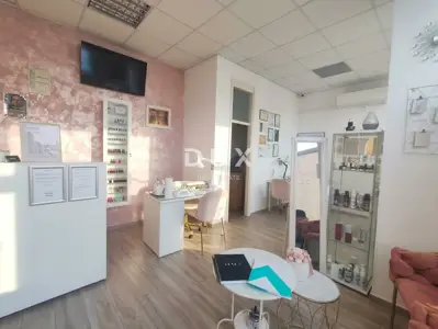 Poslovni prostor 25 m², Monvidal - velika staklena površina