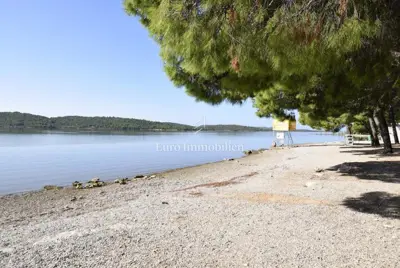 Baugrundstück 1.220 m², Pirovac - 200 m bis zum Strand