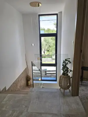 Prostrana, moderna vila s bazenom u mirnom okruženju - 9