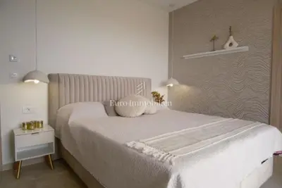 Prostrana, moderna vila s bazenom u mirnom okruženju - 5