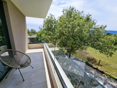 Prostrana, moderna vila s bazenom u mirnom okruženju - 6