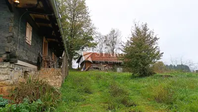 Josipdol - Dvije drvene kuće s 4 apartmana na velikom zemljištu - 2