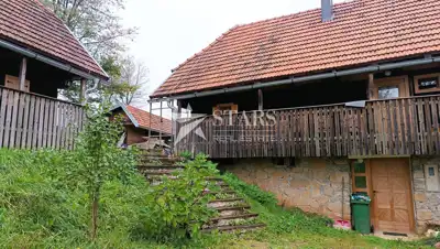 Josipdol - Dvije drvene kuće s 4 apartmana na velikom zemljištu - 4