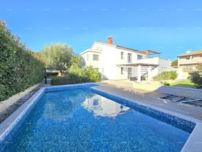 Modern house with a pool in Pula, near the center!