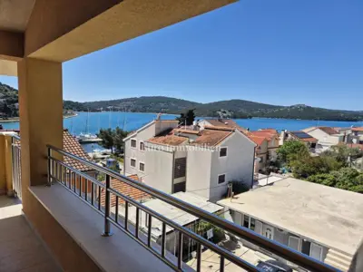 Tisno - kuća s bazenom i pogledom na more