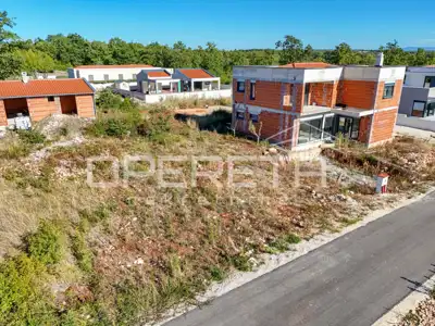 PERUŠKI-ISTRA- zemljište sa ishodovanom građevinskom dozvolom i plaćenim komunal - 8
