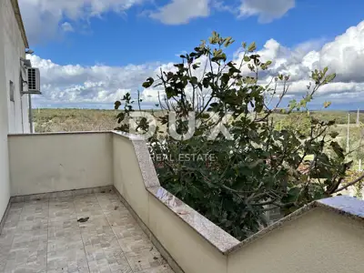 Haus 132 m², Debeljak - Nebengebäude und 2 Parkplätze