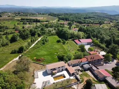 BARBAN - Građevinsko zemljište s projektom (polovica duplexa), 15 minuta do mora