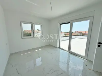 Stan 89 m², Privlaka - 2 spavaće sobe, terasa 91 m² - 5