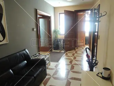 Gewerbeimmobilie zur Miete in Centar, 390 m²