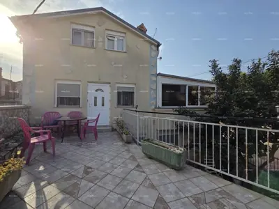 Kuća 168 m², Ližnjan - mirna lokacija i dvorište