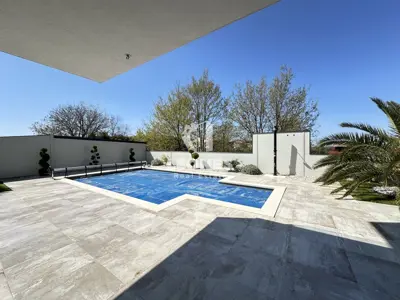 Stan 79 m², Novigrad - grijani bazen i vrt 180 m² - 2