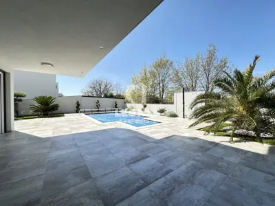 Stan 79 m², Novigrad - grijani bazen i vrt 180 m²