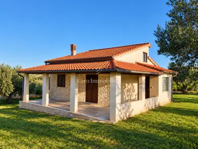 House 116 m², Šijana - quiet location and large yard