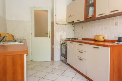 Stan u Puli, Centar - 300 m od mora i 3 balkona - 2