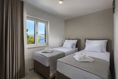 Vila 150 m², Splitska na Braču, bazen i mirna lokacija - 12