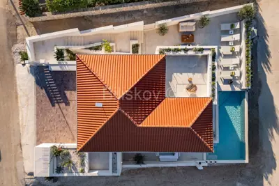Vila 150 m², Splitska na Braču, bazen i mirna lokacija - 3