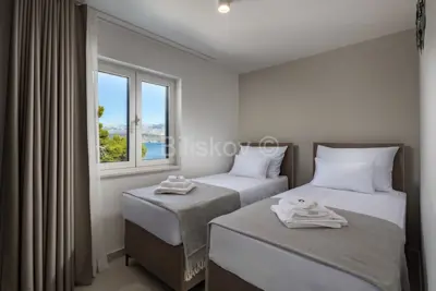 Villa 150 m², Splitska auf Brač, Pool und ruhige Lage - 12