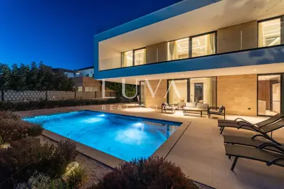 Sukošan, moderna vila 250 m² s bazenom, za najam