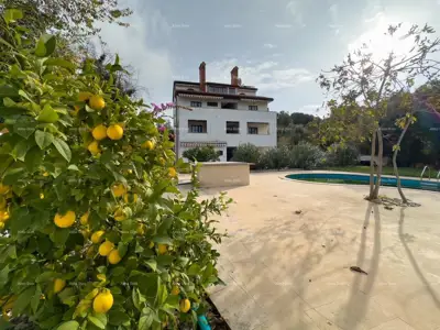 ZU VERKAUFEN: HAUS MIT SIEBEN WOHNUNGEN, GROßEM GRUNDSTÜCK, POOL UND GARAGE