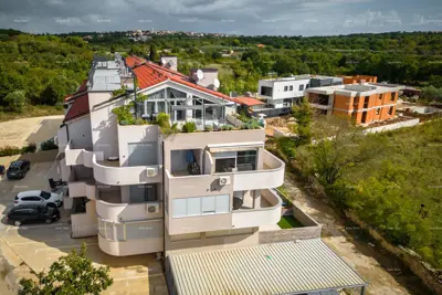 Penthouse 2 etaže, Medulin, krovna terasa i pogled na Medulin