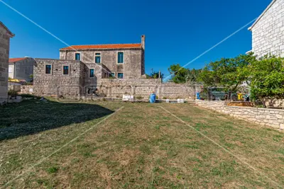 Grundstück 551 m², Lumbarda - 280 m vom Meer - 9