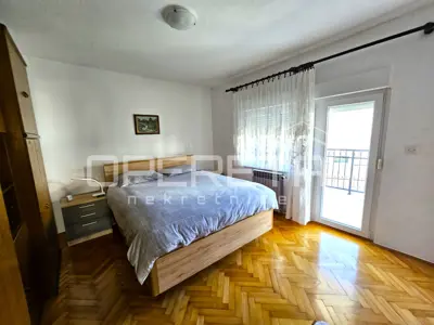 Obiteljska kuća s tri stana u centru Imotskog – vrt, dvorište i garaža - 3