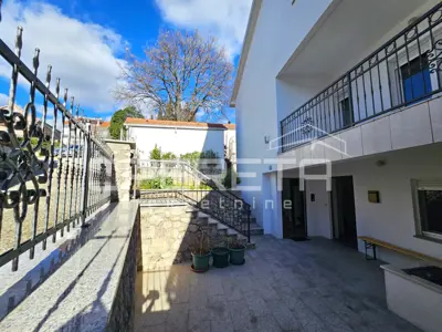 House 380 m², center of Imotski - three apartments and garage