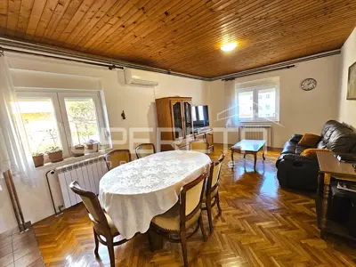 Obiteljska kuća s tri stana u centru Imotskog – vrt, dvorište i garaža - 9