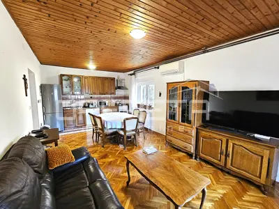 Obiteljska kuća s tri stana u centru Imotskog – vrt, dvorište i garaža - 8