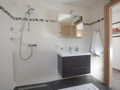 Lijepa kuća za odmor s bazenom - 14
