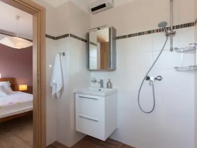 Lijepa kuća za odmor s bazenom - 12