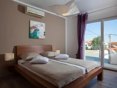 Lijepa kuća za odmor s bazenom - 17