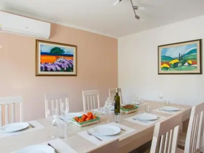 Lijepa kuća za odmor s bazenom - 4