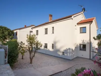 Lijepa kuća za odmor s bazenom - 7